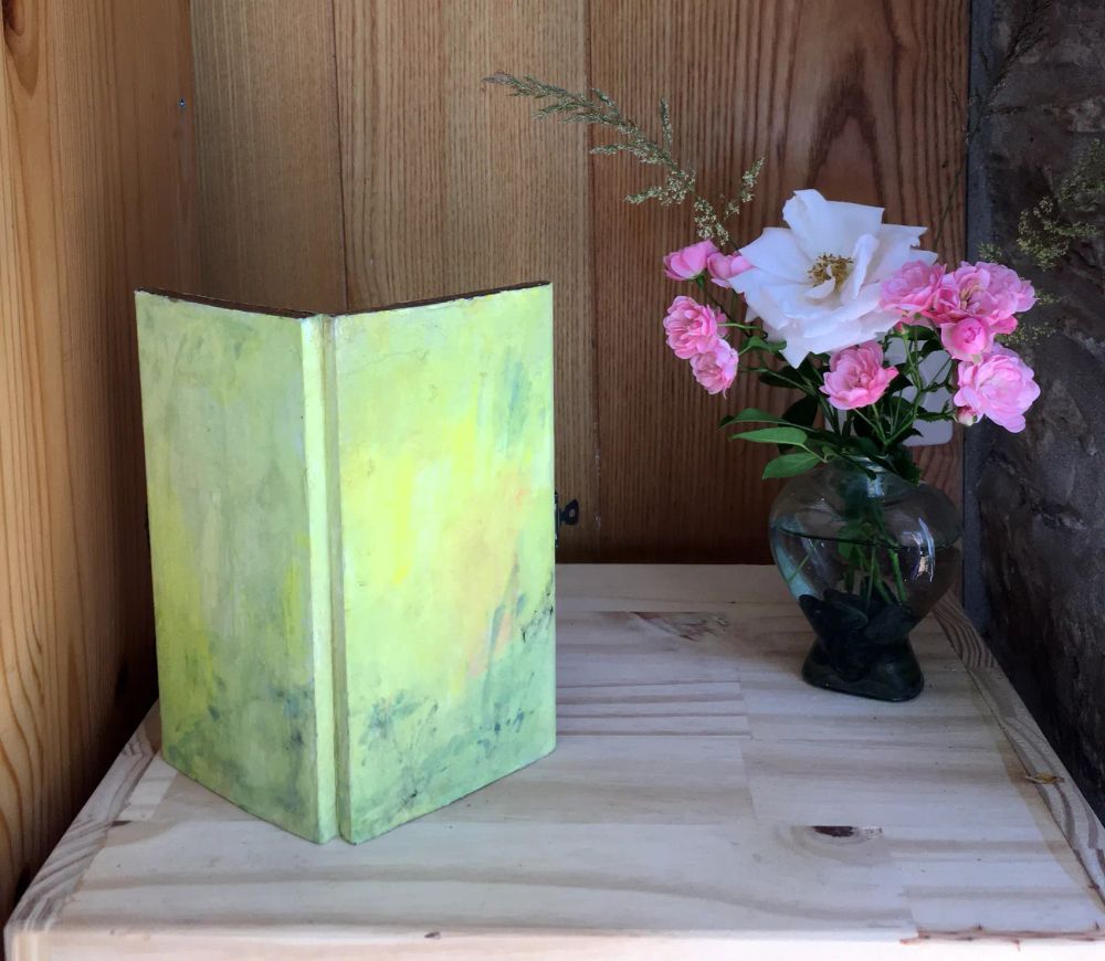 petit livre objet en bois peint